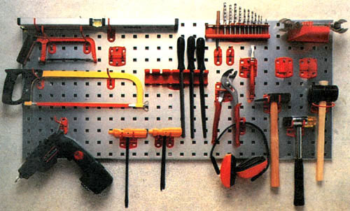 инструменты на стене